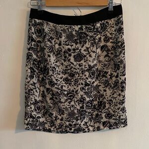 Love 21 ladies floral skirt with zipper size s/p